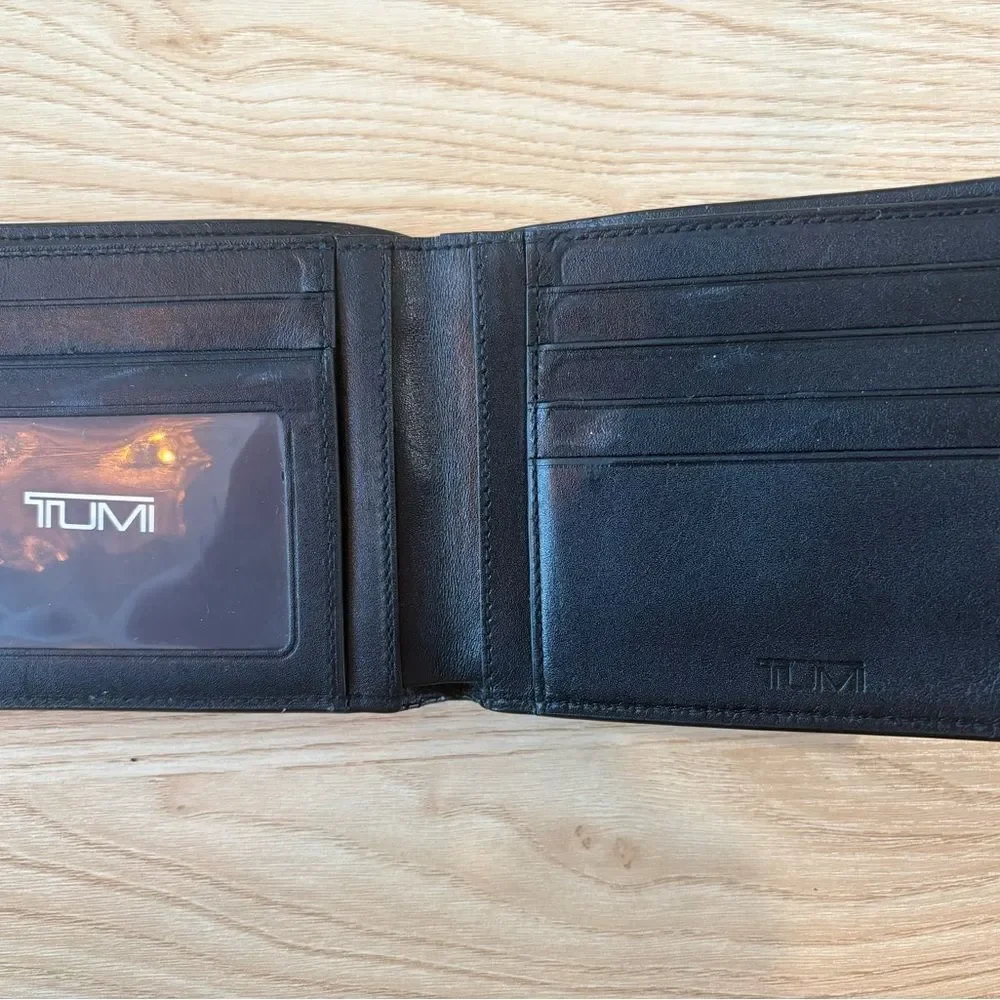 TUMI 299989 Nassau Double Billfold Wallet ID 4 Card Pockets RFID Lock Black